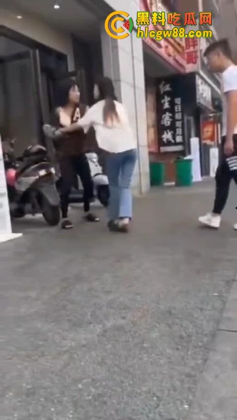 柳州精神小妹在线变刀妹,吵个架掏刀就捅,气势嚣张两刀下去直接教做人!你狂?刀妹更狂!-9