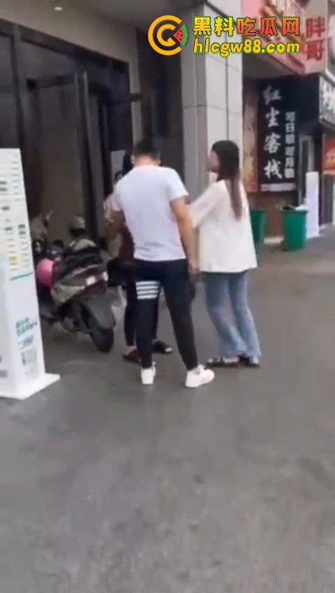 柳州精神小妹在线变刀妹,吵个架掏刀就捅,气势嚣张两刀下去直接教做人!你狂?刀妹更狂!-10