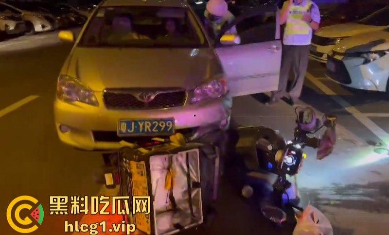 哥们贴脸拍有点过分了哈！鹤山女司机把人撞了 警察来了还追着人打！-6