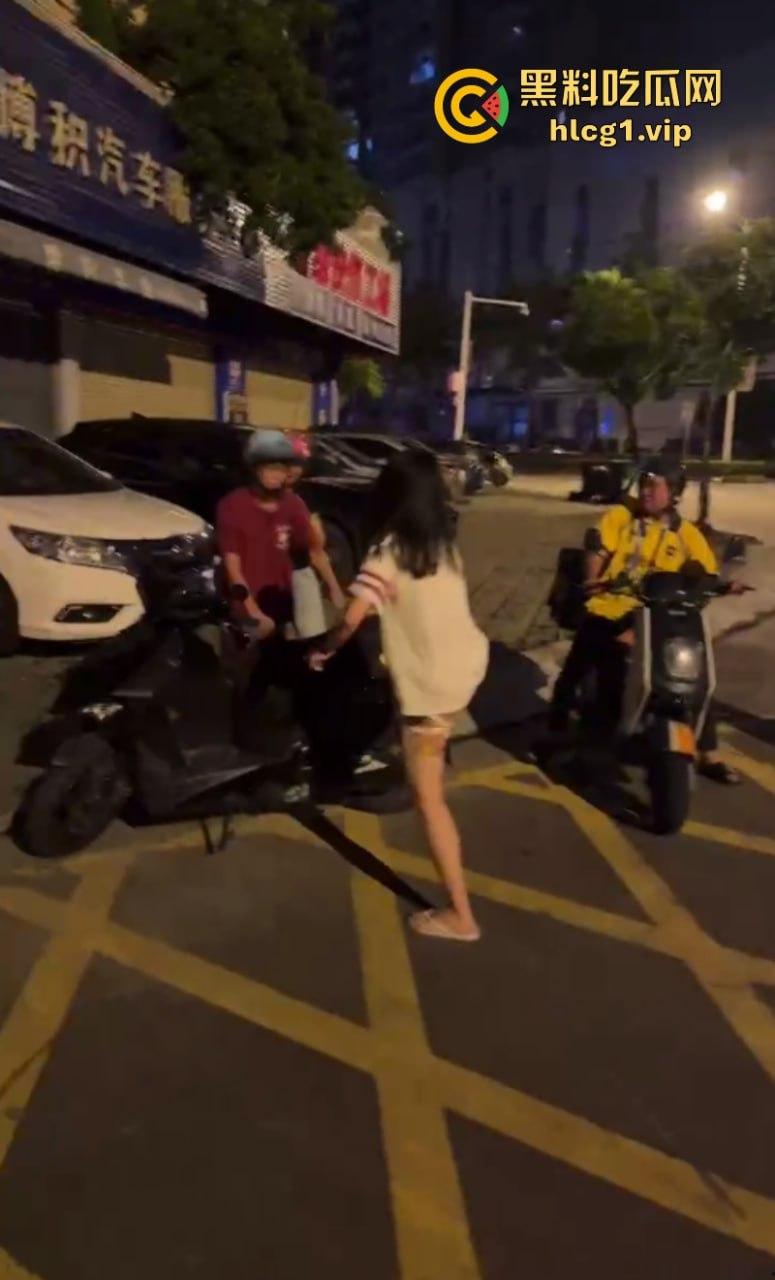 哥们贴脸拍有点过分了哈！鹤山女司机把人撞了 警察来了还追着人打！-8