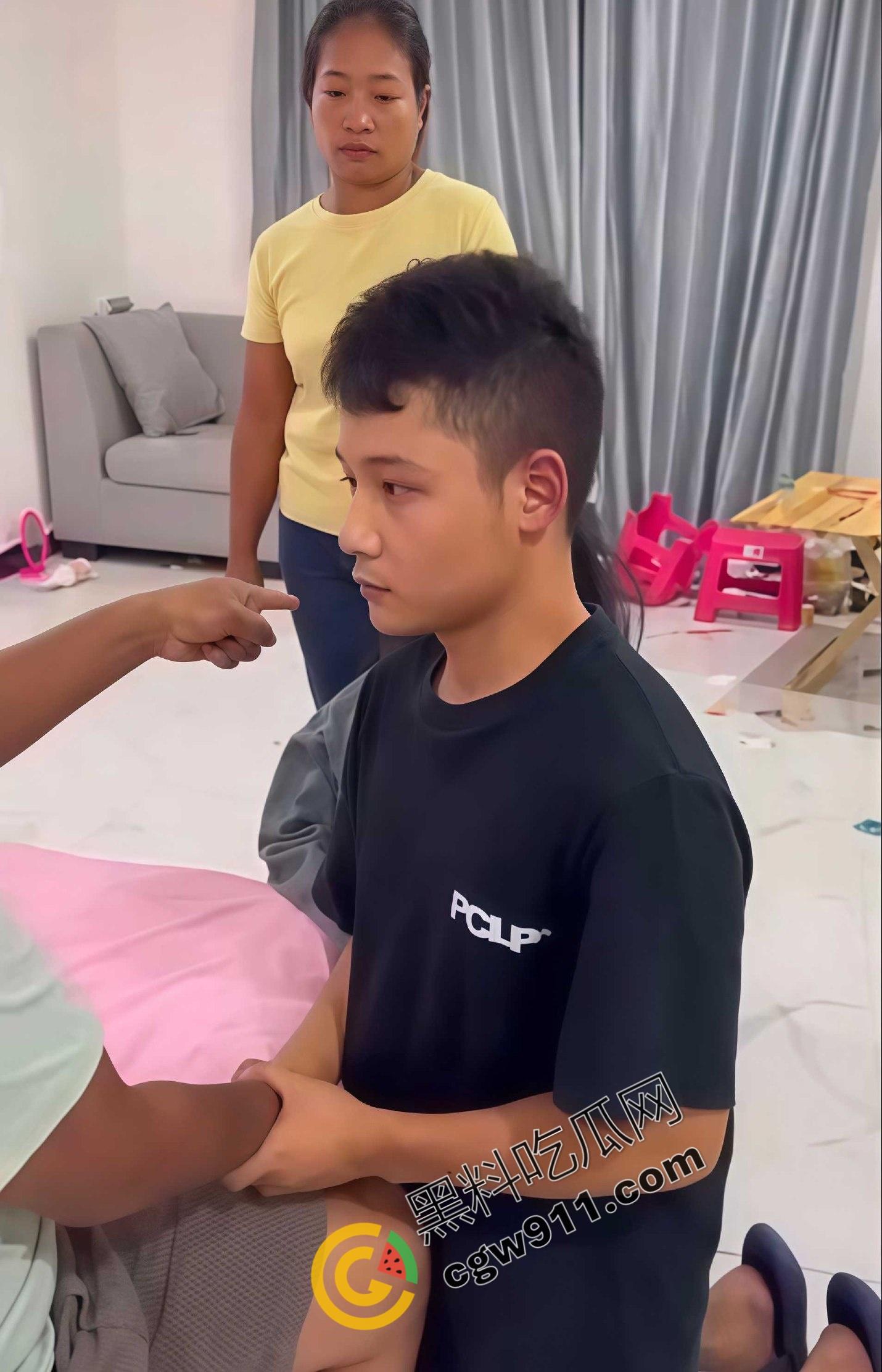 抖音网红【七七】与【晚来的情意】出轨被抓!淫乱现场红色内裤惹人眼,网红圈糜烂不堪大揭秘-7