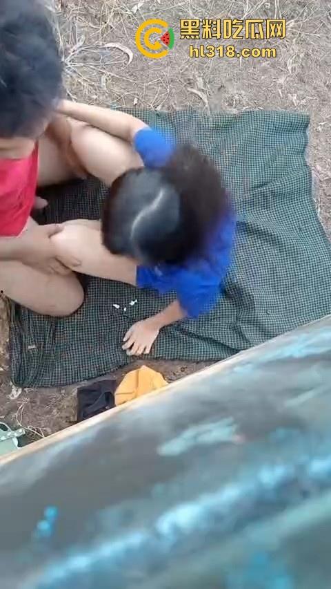 年轻情侣户外野战，衣服围裙一铺倒地就是干，无套猛入花式爆操，画面香艳又刺激！-3