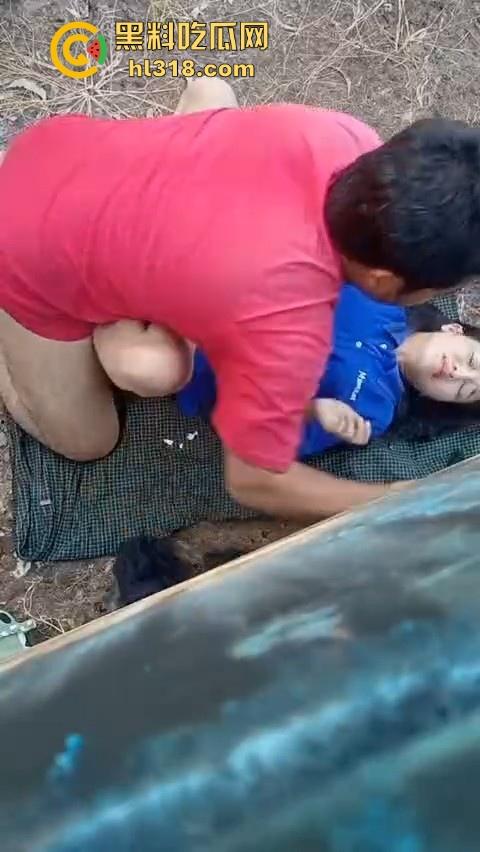 年轻情侣户外野战，衣服围裙一铺倒地就是干，无套猛入花式爆操，画面香艳又刺激！-4