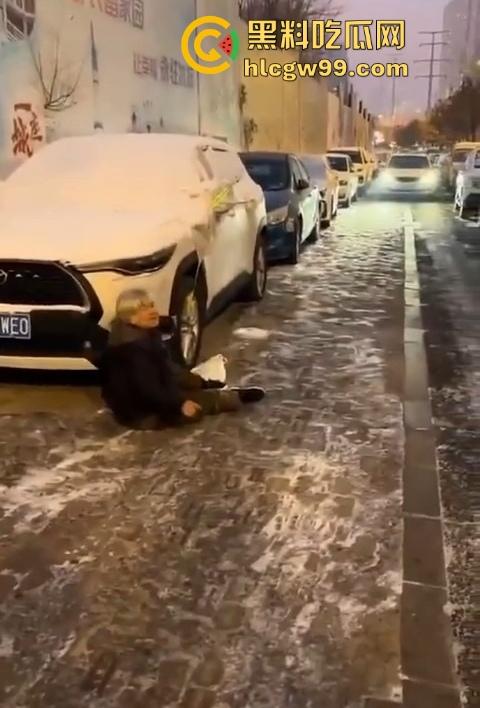 老奶奶摔倒无人敢扶，黑龙江街头上演最扎心一幕，路人害怕惹麻烦直接拒绝让我过个好年！-3