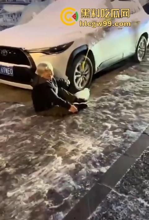 老奶奶摔倒无人敢扶，黑龙江街头上演最扎心一幕，路人害怕惹麻烦直接拒绝让我过个好年！-6