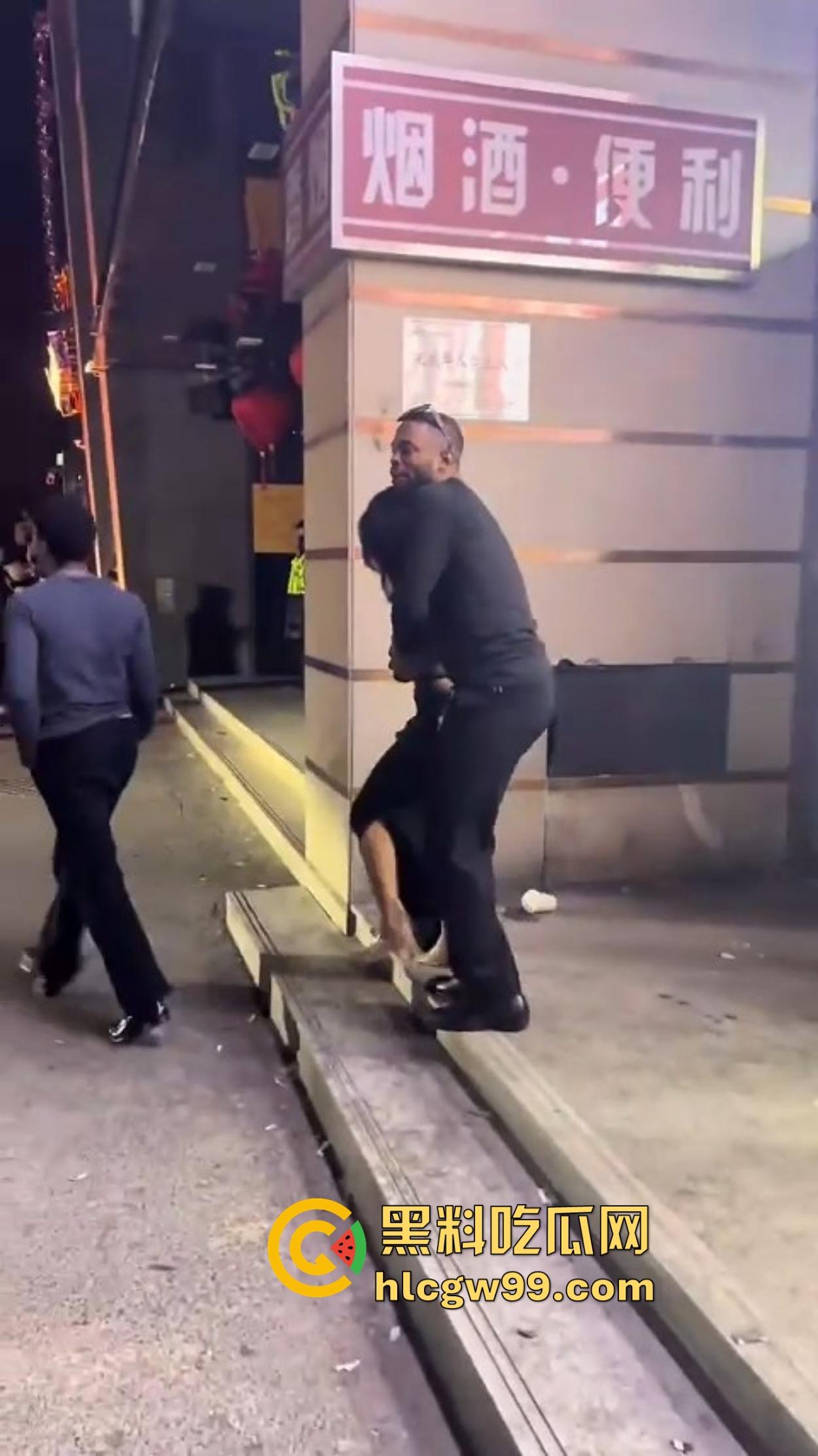 肤色不是问题,酒吧ezgirl女孩最爱吃巧克力鸡巴,巴西牛排逼免费送操,还能无套一发到底!-3