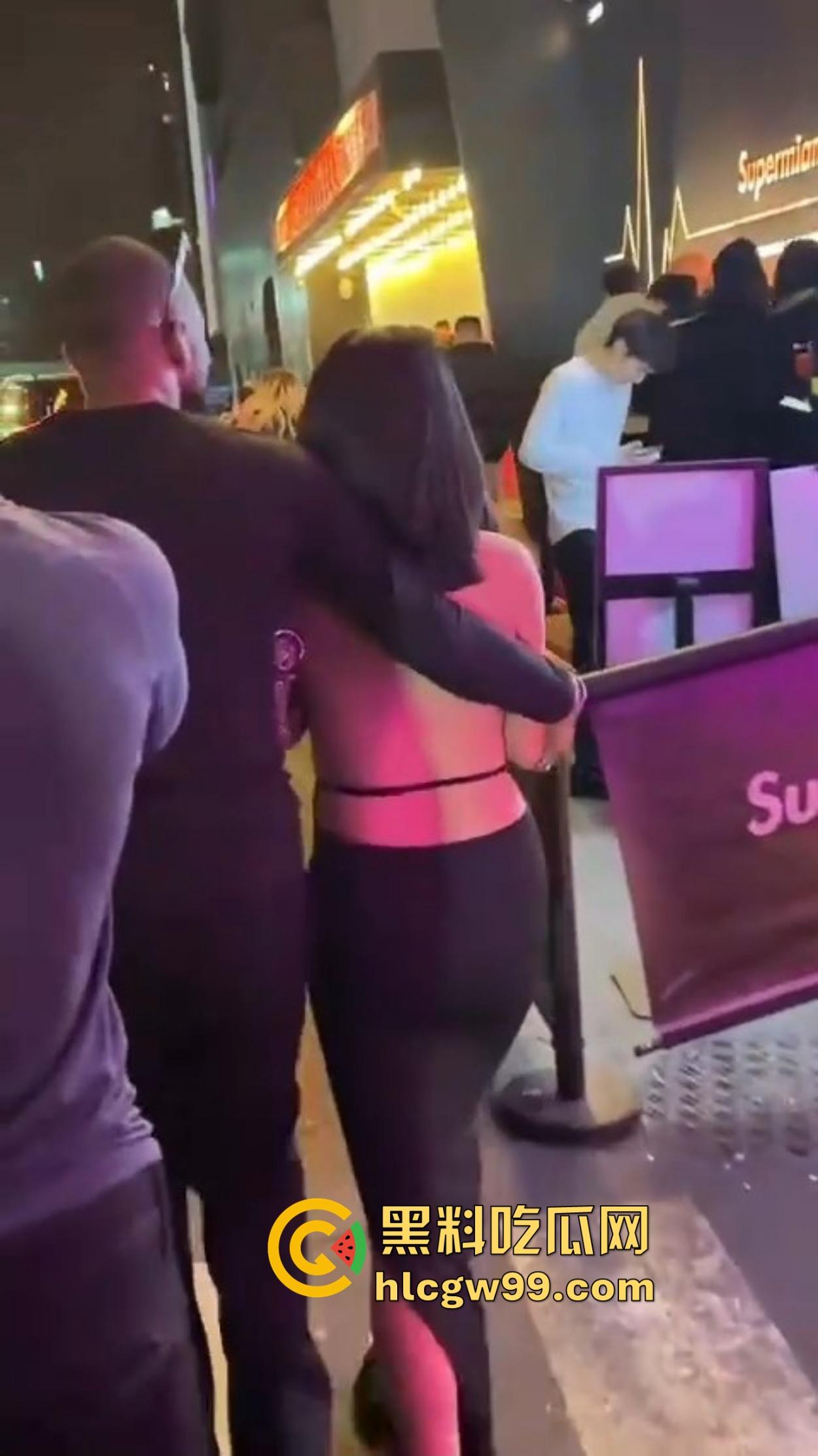 肤色不是问题,酒吧ezgirl女孩最爱吃巧克力鸡巴,巴西牛排逼免费送操,还能无套一发到底!-5