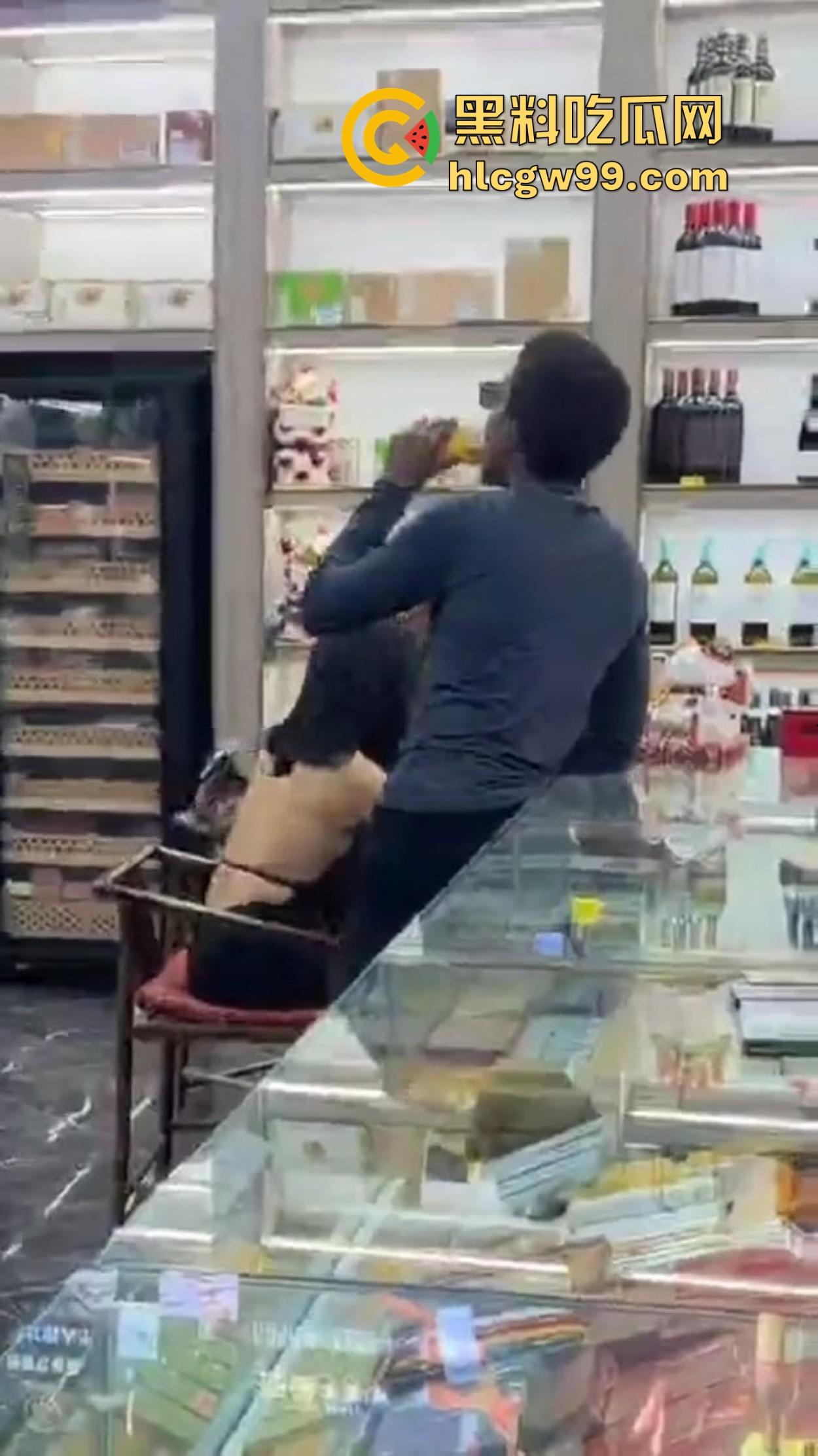 肤色不是问题,酒吧ezgirl女孩最爱吃巧克力鸡巴,巴西牛排逼免费送操,还能无套一发到底!-7