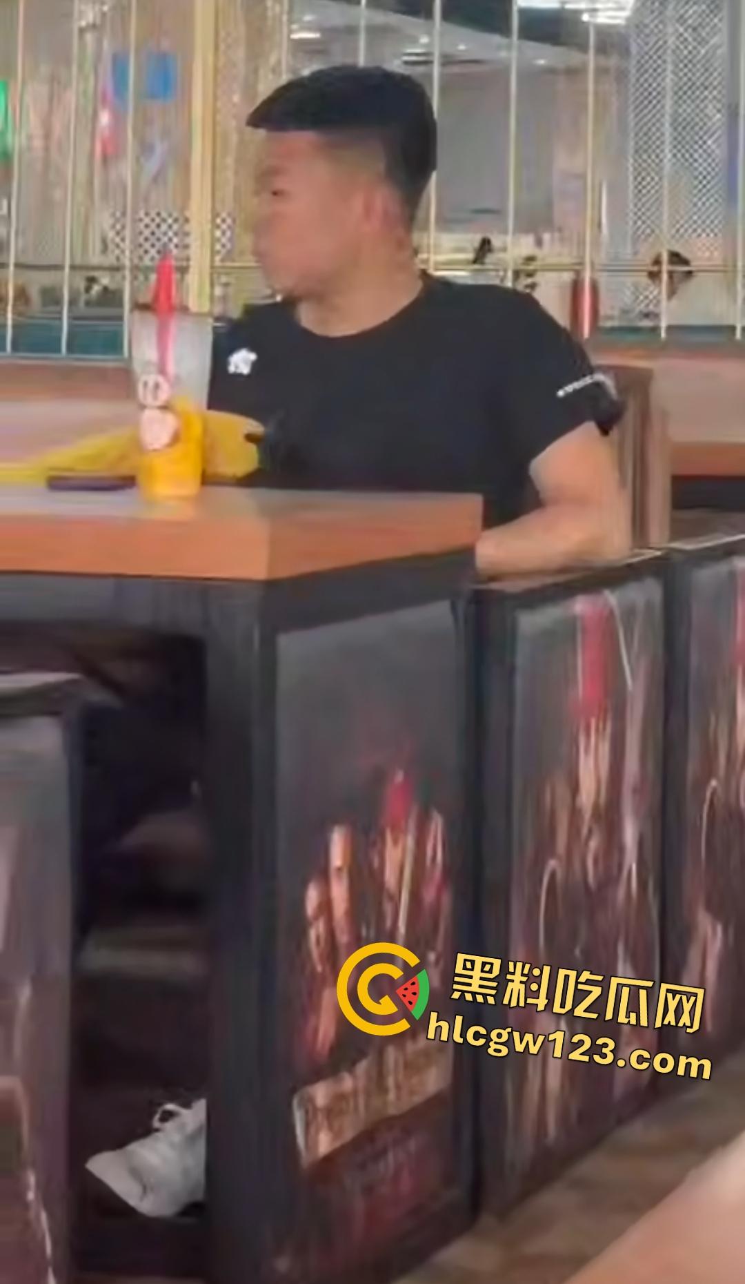 青岛技师学院食堂惊爆狗男女口交,蜜雪冰城边喝边舔,精子果茶就此诞生!-1