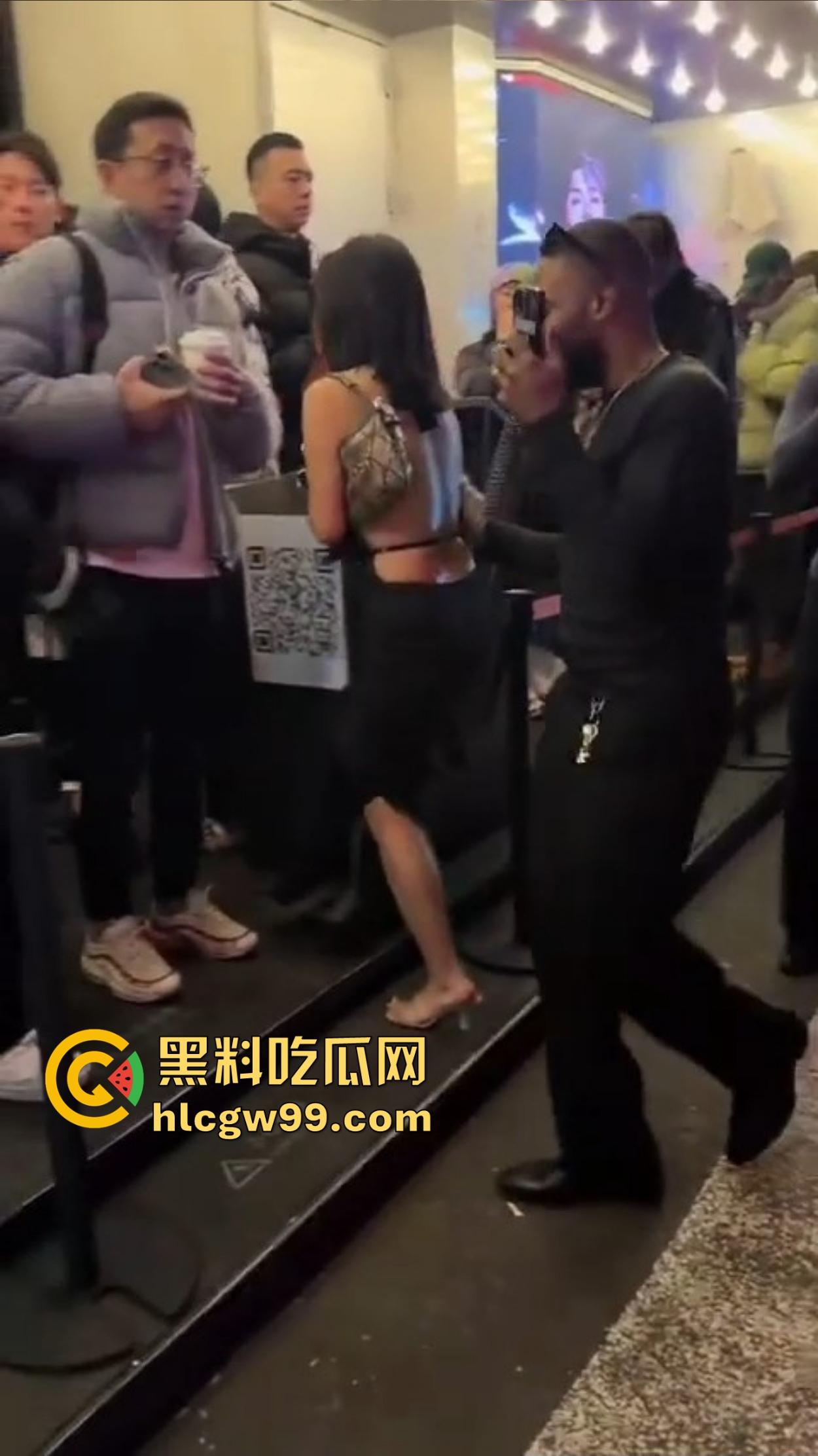 肤色不是问题,酒吧ezgirl女孩最爱吃巧克力鸡巴,巴西牛排逼免费送操,还能无套一发到底!-9