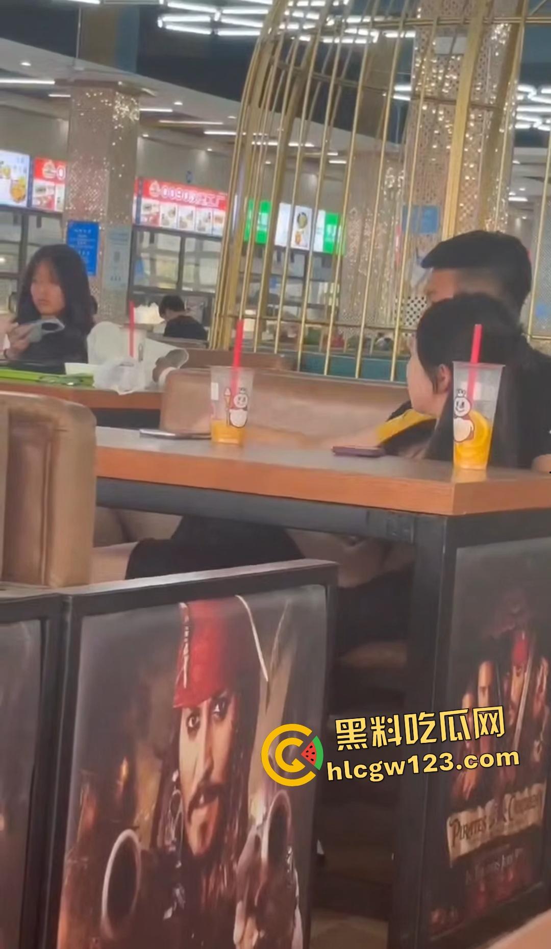 青岛技师学院食堂惊爆狗男女口交,蜜雪冰城边喝边舔,精子果茶就此诞生!-8