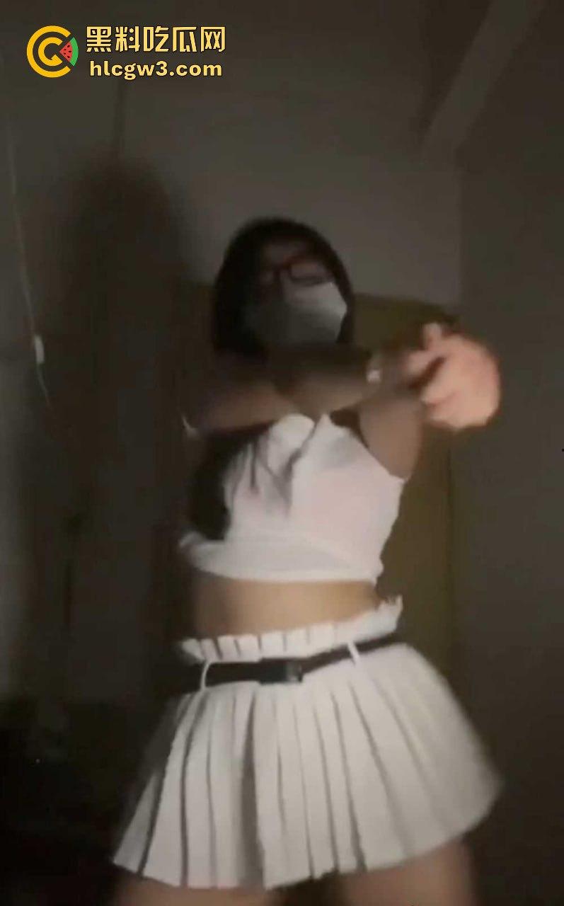 福建漳州职校蜜桃臀反差婊【黄佳怡】 骚气自拍加约炮视频曝光,这骚货反差大到离谱!-2