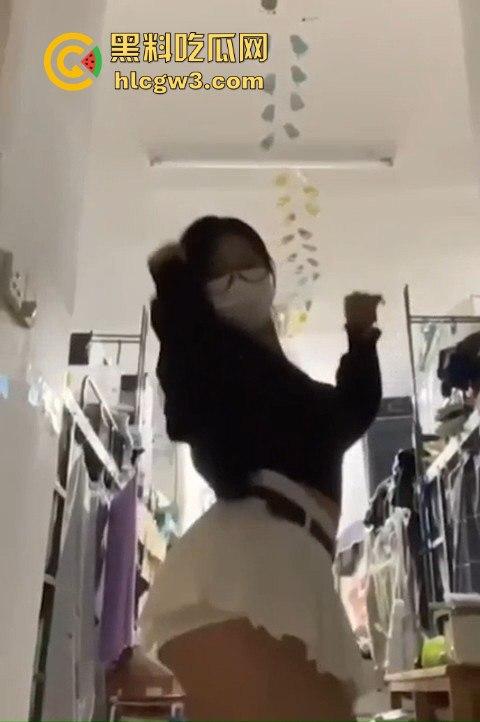 福建漳州职校蜜桃臀反差婊【黄佳怡】 骚气自拍加约炮视频曝光,这骚货反差大到离谱!-7