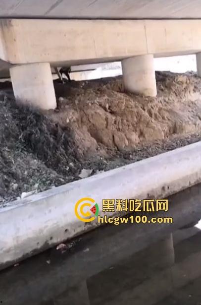 桥下风景大不同，钓鱼佬好不容易休假钓鱼，结果撞见野战现场，鱼没钓到兴趣全被别的勾走了！-8