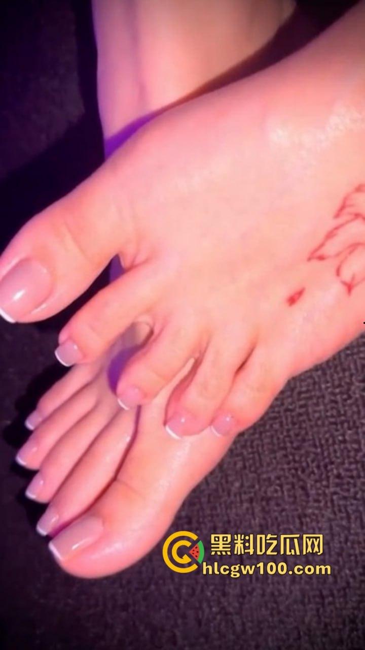 足控福音!推特姨系博主怕【卡卡xi_】致命美脚风骚秀 丁字裤勒馒头逼 对镜大方玩鸡巴!-11