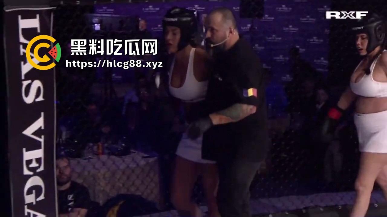 罗马尼亚三成人博主大奶妹进八角楼打拳被拳手狂揍,这要是换到床上2个男的都不够看!-10