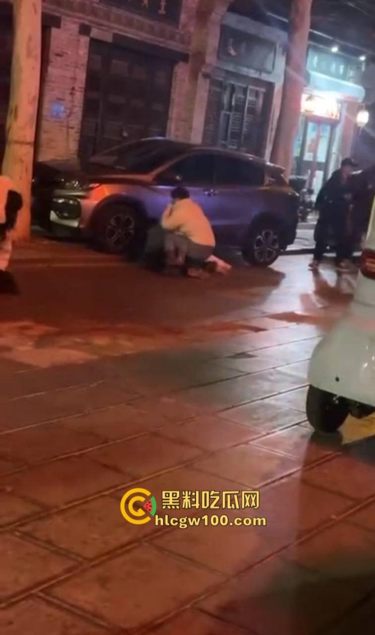 开年大戏！山东泰安原配街头手撕插足小三  渣男为护淫妇将原配按在地上猛扇耳光 现场视频炸裂爆光-5