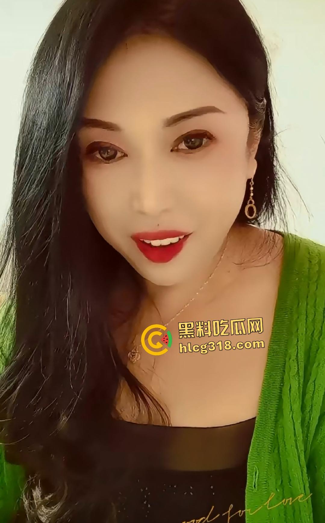 快手熟女【黑玫瑰娜姐】自拍给金主瑜伽紧身衣翘臀大黑鸡巴自慰,倒转屏幕看着像倒插!!-2