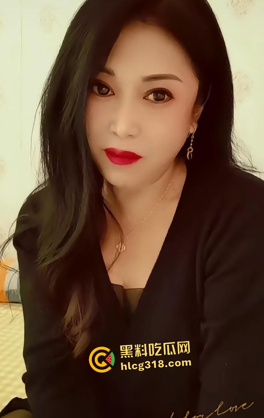 快手熟女【黑玫瑰娜姐】自拍给金主瑜伽紧身衣翘臀大黑鸡巴自慰,倒转屏幕看着像倒插!!-3