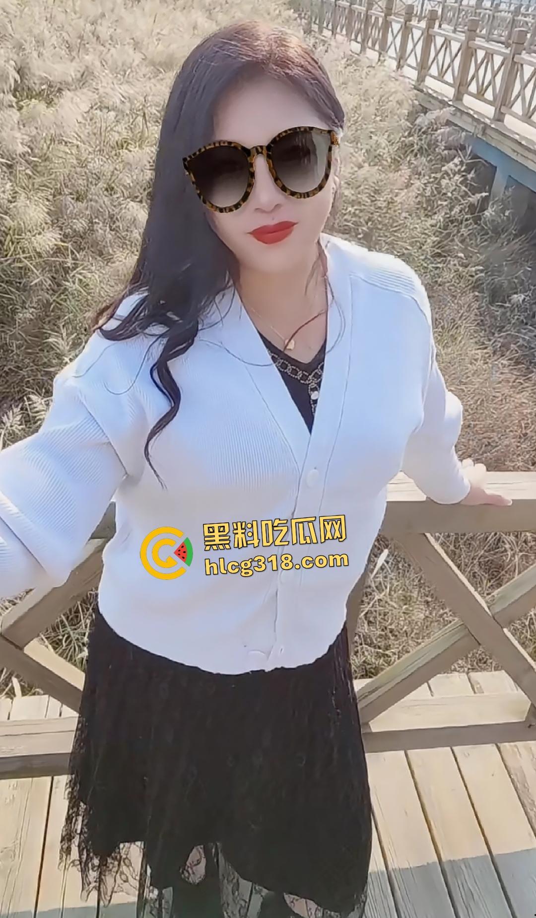 快手熟女【黑玫瑰娜姐】自拍给金主瑜伽紧身衣翘臀大黑鸡巴自慰,倒转屏幕看着像倒插!!-4