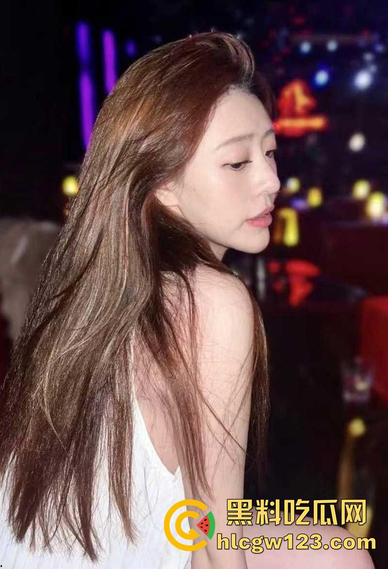 御姐颜值巨乳校花【顾盈】，太原职业技术学院骚逼，胸大腰细身材粉嫩逆天，舔功一流眼神勾人！-4