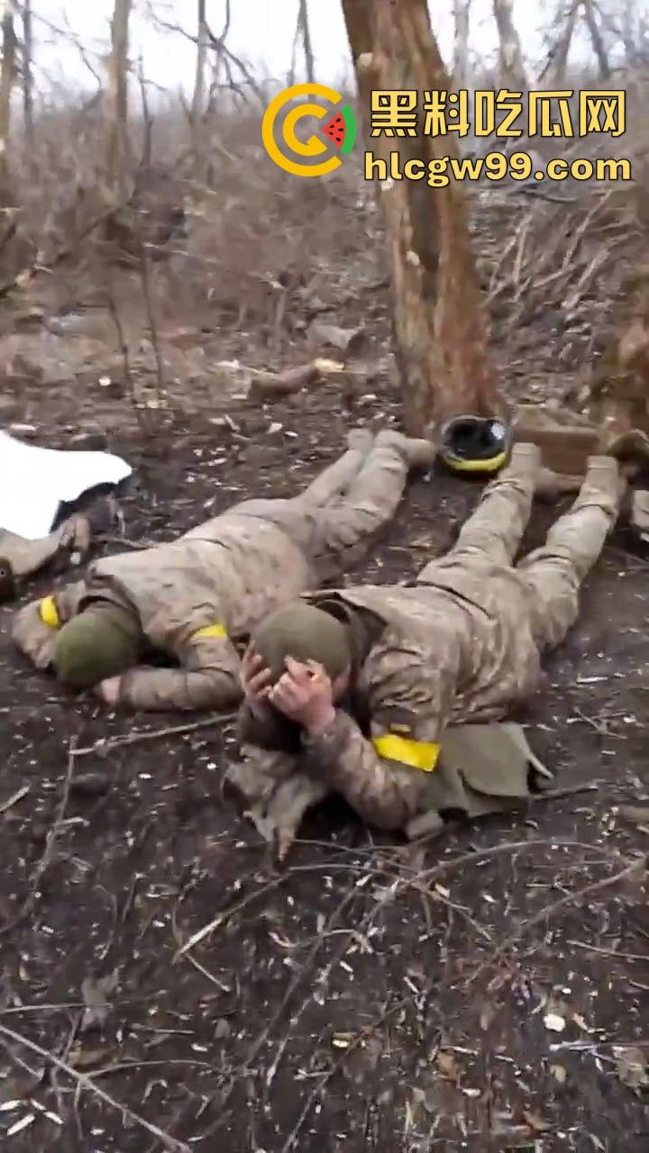 惨无人道！俄乌战场竟公然对俘虏痛下杀手，这暴行像恶魔的爪牙，撕碎了文明的遮羞布-7