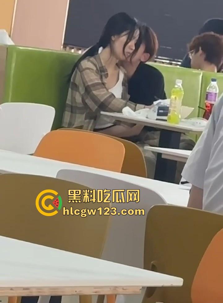 吉林建筑大学材料学院 情侣食堂上演辣眼戏码 女友大胆帮男友导管 被网友们扒出正面真容！-5
