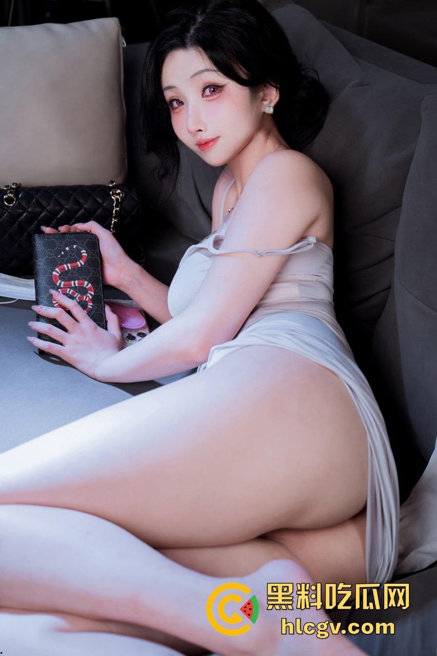 『rioko凉凉子』御姐写真曝光！红色吊带黑丝，丰乳肥臀简直人间胸器，魅魔圣体人间尤物！-17