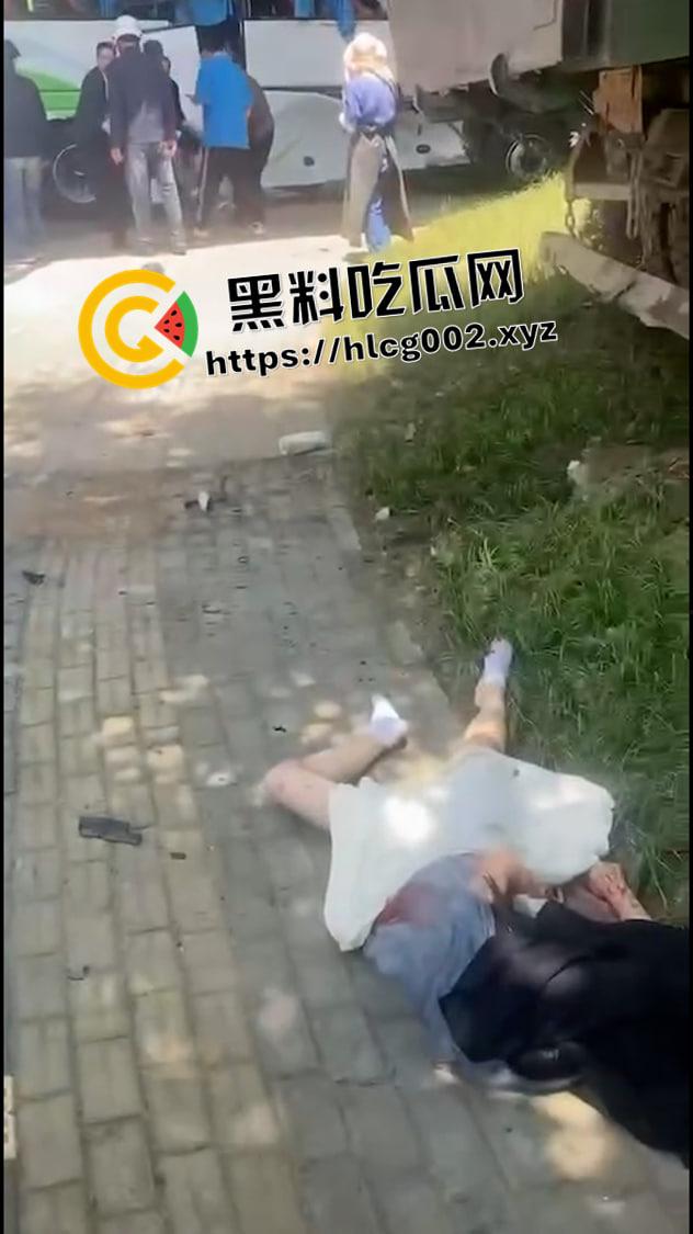 江苏南通渣土车撞翻装满春游学生的校车  死伤无数 一地尸体碎片 现场血腥视频流出-5