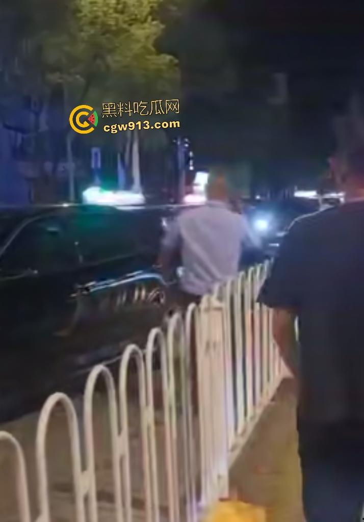 9月3日凌晨岳阳天伦国际,酒驾司机直接撞车逃逸,交警棍敲玻璃都没用,观众连忙说牛逼牛逼!-8