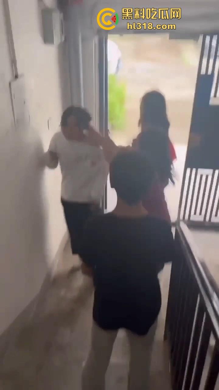 四川内江两女子殴打同学，年纪不大但手脚却下手不轻，逮着头猛锤，就喜欢看女生打架，下手真猛！-1