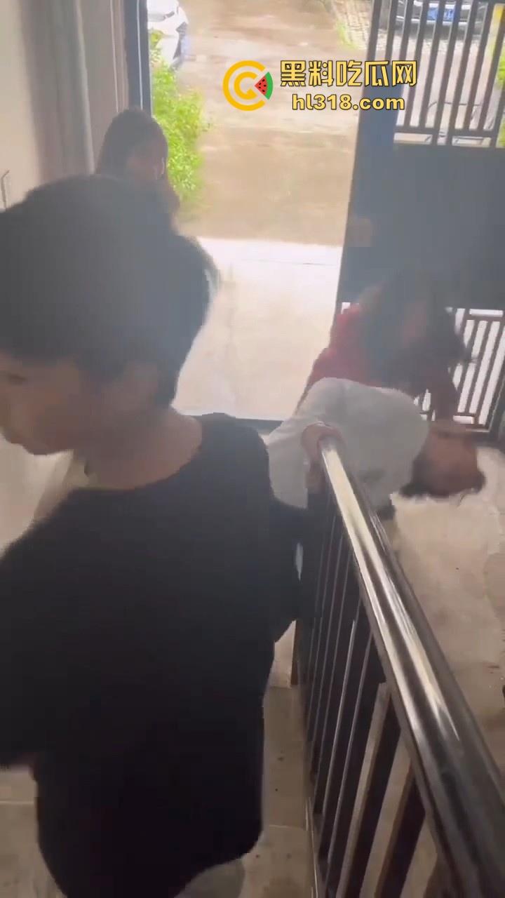 四川内江两女子殴打同学，年纪不大但手脚却下手不轻，逮着头猛锤，就喜欢看女生打架，下手真猛！-2