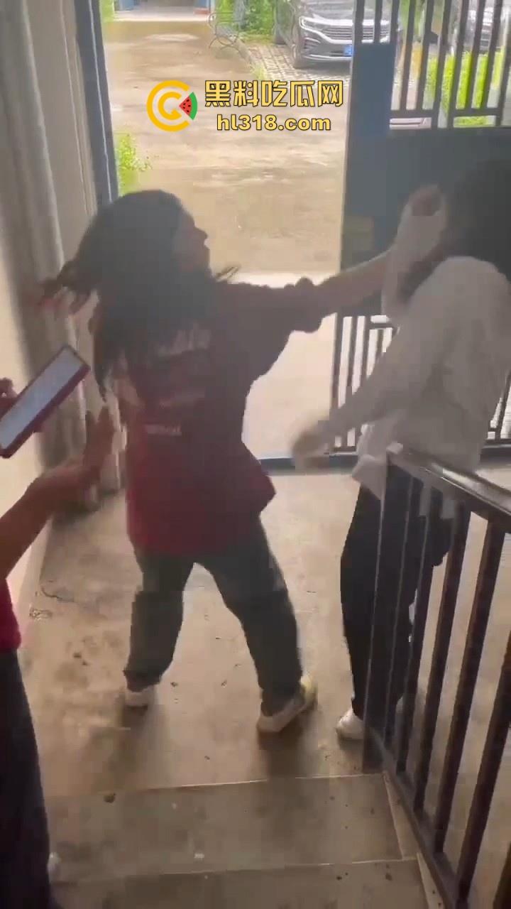 四川内江两女子殴打同学，年纪不大但手脚却下手不轻，逮着头猛锤，就喜欢看女生打架，下手真猛！-5