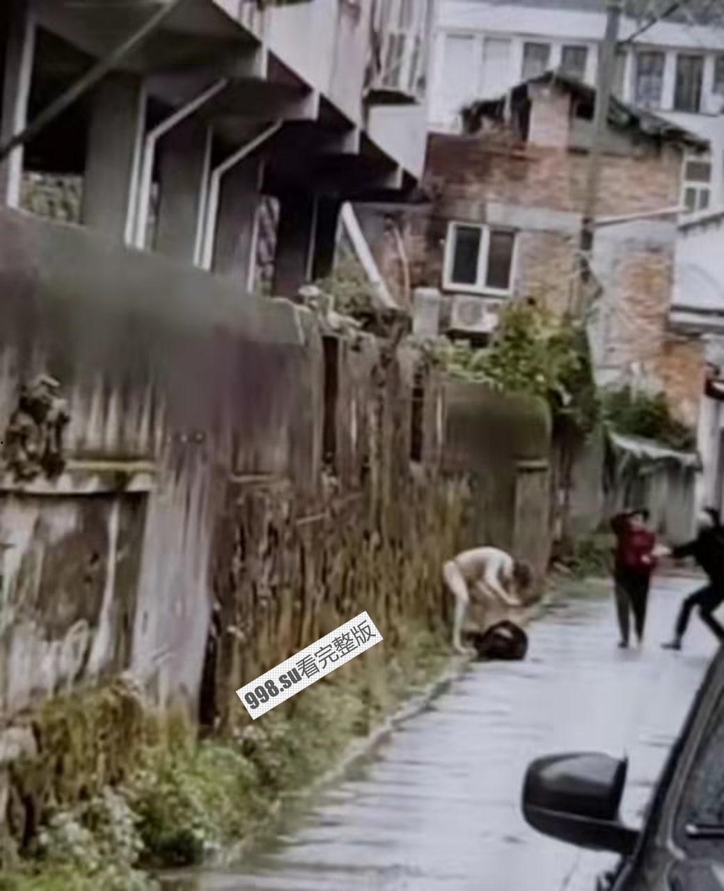 平阳水头镇麻车路 某男子当街持刀砍父母-3