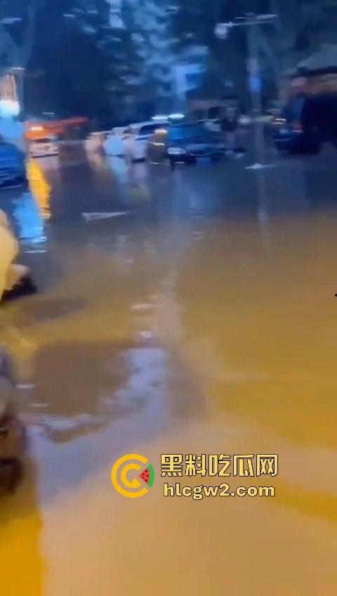 西安朱雀大街海水倒灌？小寨路口凌晨惊现黑色经典，西安的趵突泉上线了！-1