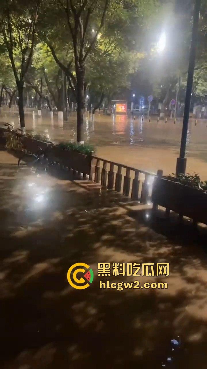 西安朱雀大街海水倒灌？小寨路口凌晨惊现黑色经典，西安的趵突泉上线了！-4