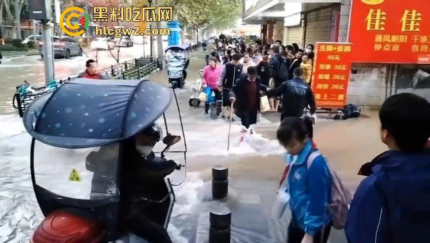 西安朱雀大街海水倒灌？小寨路口凌晨惊现黑色经典，西安的趵突泉上线了！-7