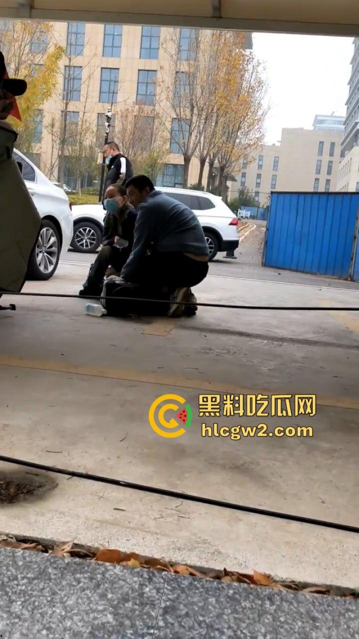 山东淄博小伙偷宝马车被车主发现当街扣押 年纪轻轻就在警局记录在册了-3