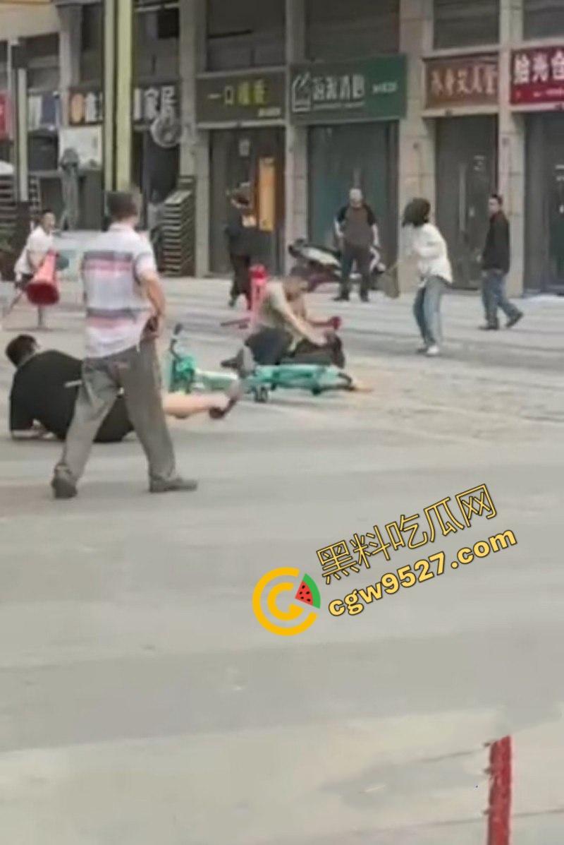 成都大街上杀妻现场曝光！男子怒捅妻子数刀直至死亡，杀疯了欲对旁边路人下手，现场血淋淋一片恐怖至极-8