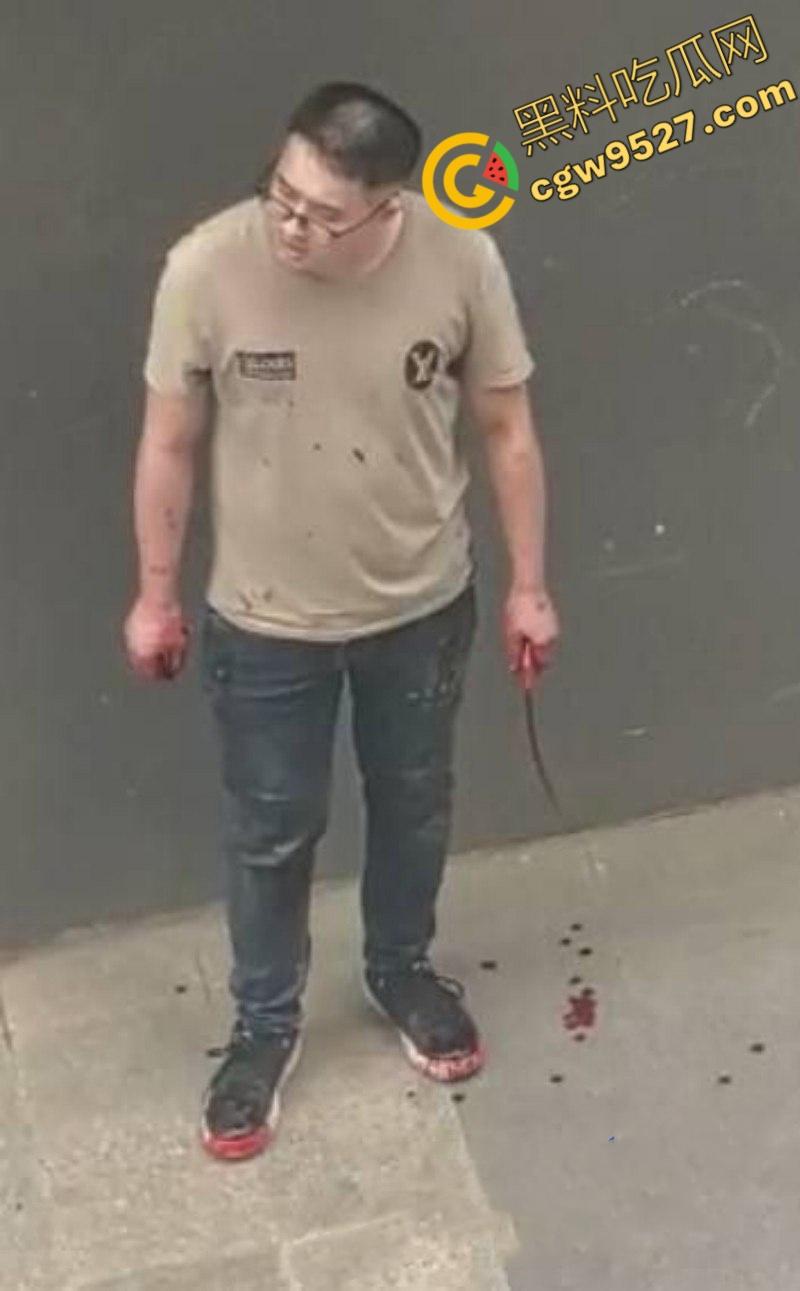 成都大街上杀妻现场曝光！男子怒捅妻子数刀直至死亡，杀疯了欲对旁边路人下手，现场血淋淋一片恐怖至极-10