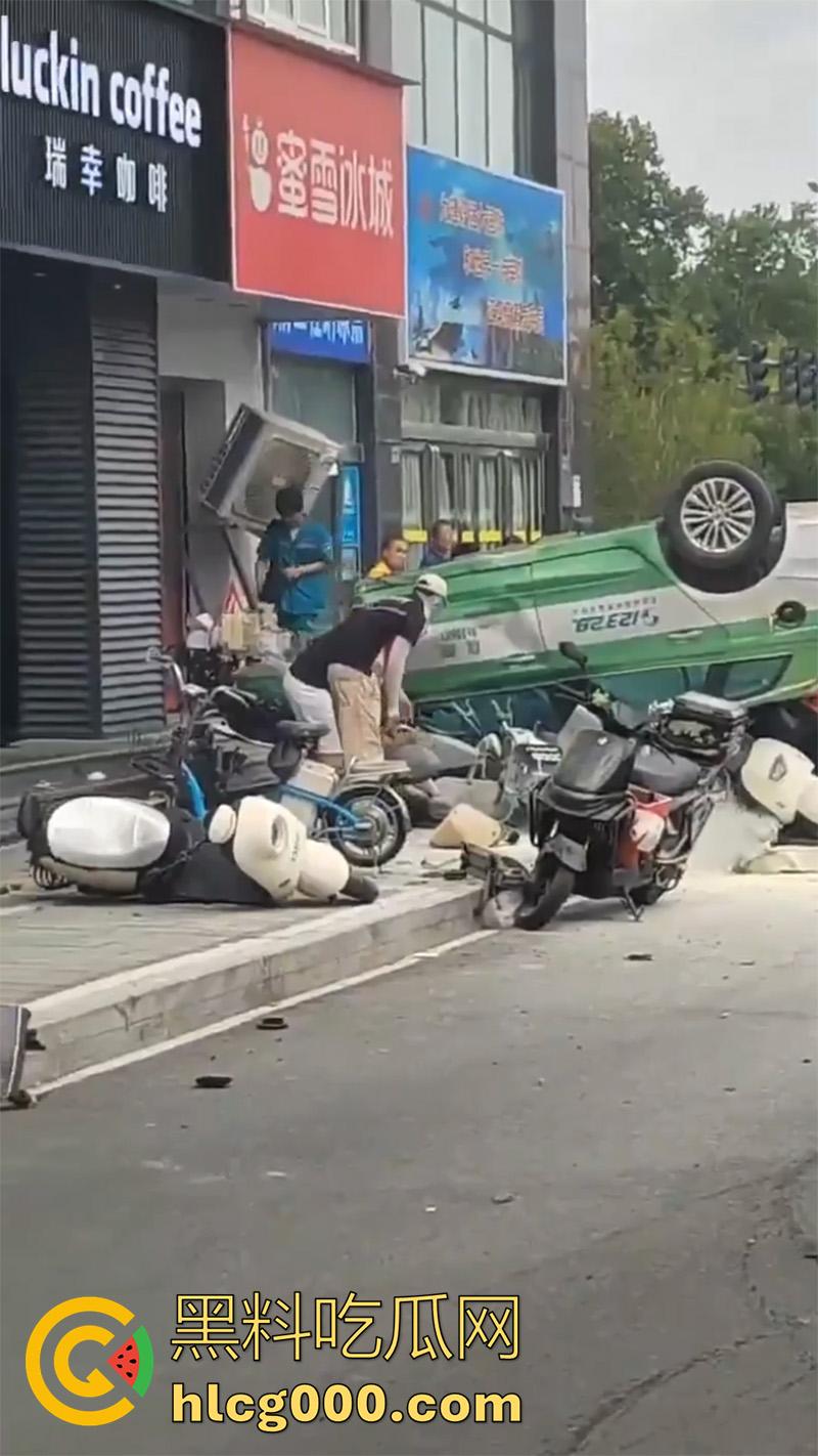 河南郑州人体保龄球，出租车撞向人行道，有多名外卖快递小哥死伤，现场十分惨烈！-6