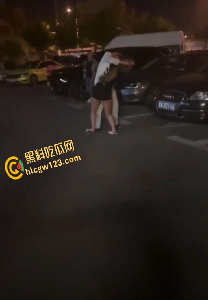 精神小妹超市开撕雨中暴打!纹身辣妹湿身火拼,警察来了都拦不住 !-4