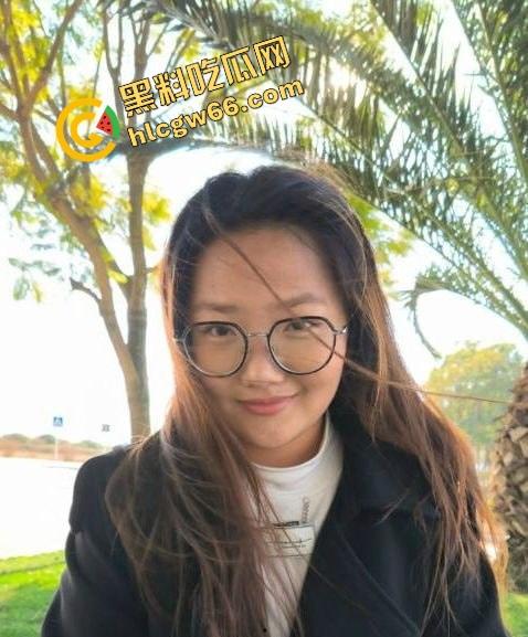 滇西05年嫩妹【何一婷】淫聊记录曝光,戴眼镜的她说想玩两根鸡巴,蜜桃臀后入爆操太骚了!-4