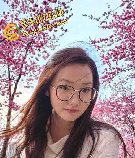 滇西05年嫩妹【何一婷】淫聊记录曝光,戴眼镜的她说想玩两根鸡巴,蜜桃臀后入爆操太骚了!-7