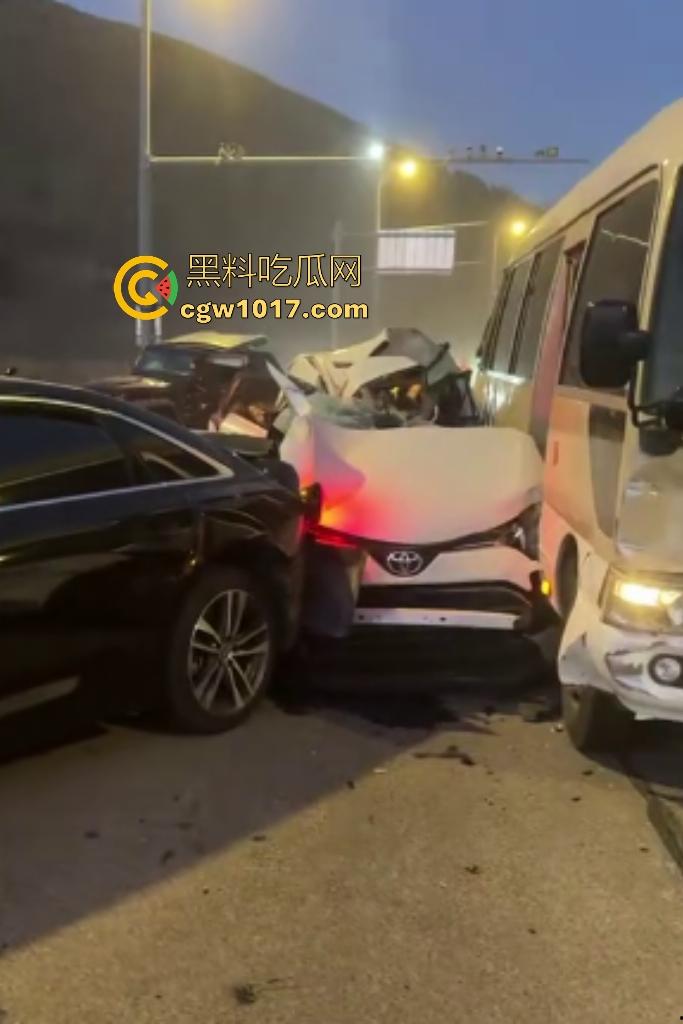 11月20日河北张家口崇礼区重型吊车失控连撞多车,滑雪季雪路结冰使多人受伤,现场就如灾难片!-2