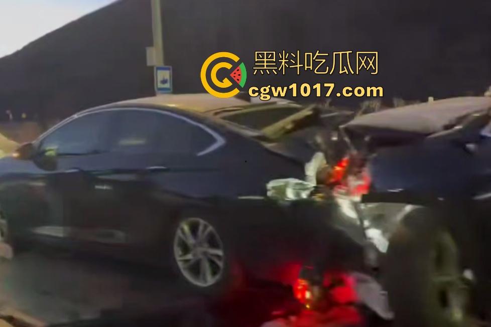 11月20日河北张家口崇礼区重型吊车失控连撞多车,滑雪季雪路结冰使多人受伤,现场就如灾难片!-4