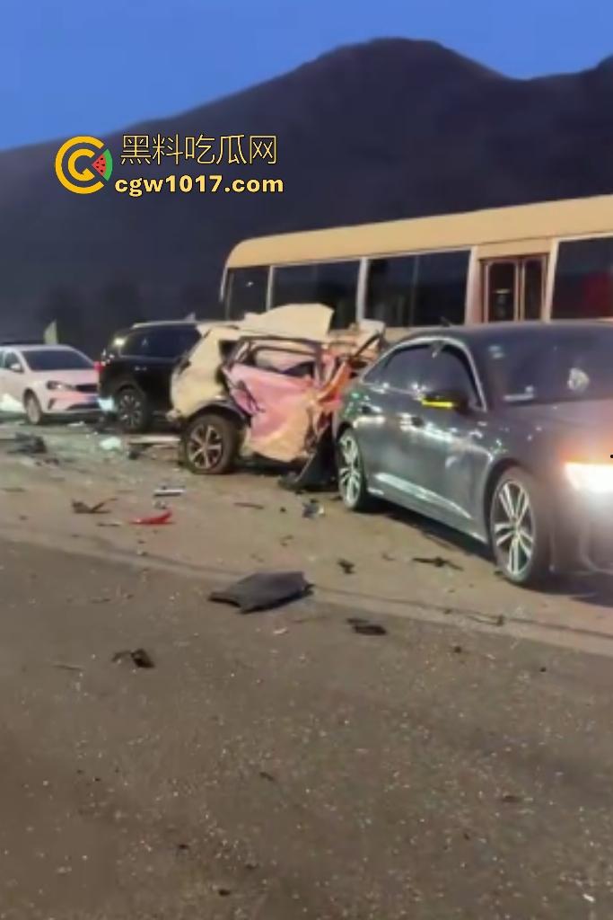 11月20日河北张家口崇礼区重型吊车失控连撞多车,滑雪季雪路结冰使多人受伤,现场就如灾难片!-6