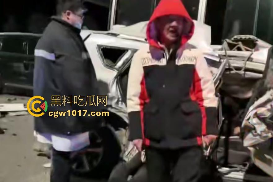 11月20日河北张家口崇礼区重型吊车失控连撞多车,滑雪季雪路结冰使多人受伤,现场就如灾难片!-7