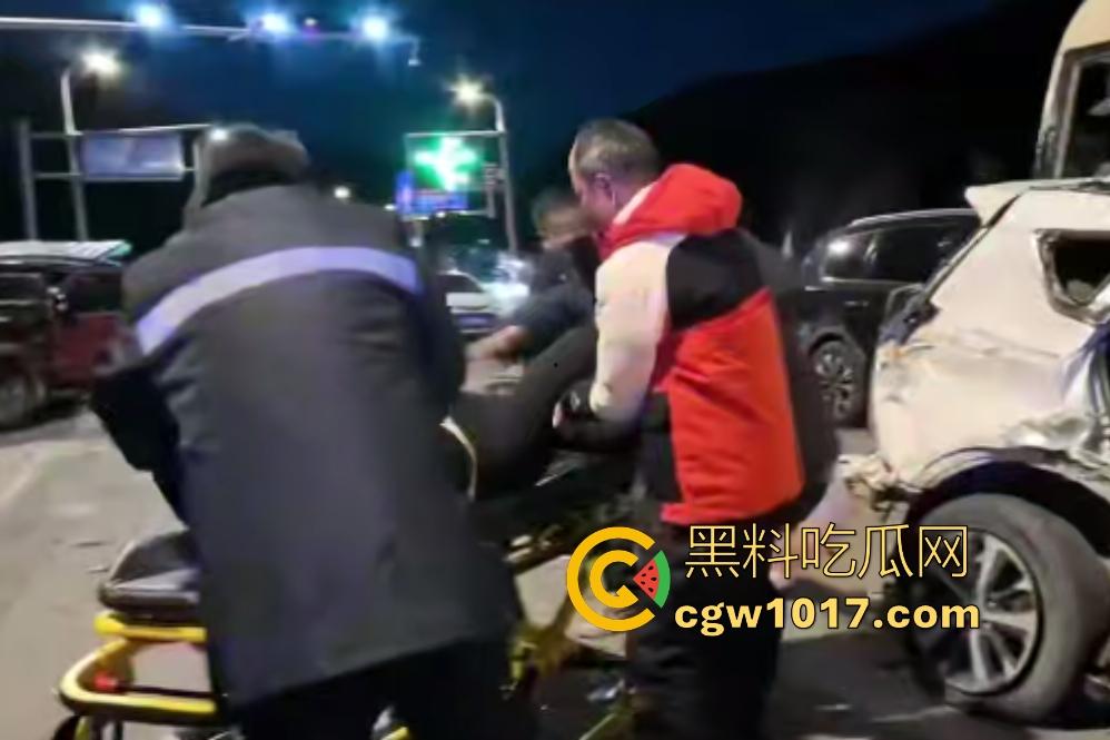 11月20日河北张家口崇礼区重型吊车失控连撞多车,滑雪季雪路结冰使多人受伤,现场就如灾难片!-8