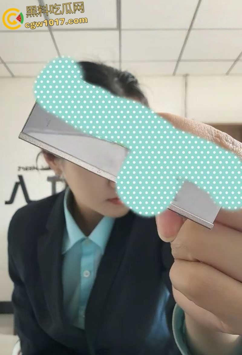 天津银行美女柜员【郭雨轩】，为了勾引客户买理财，甘愿献身当母狗玩虐肛，50厘米长假屌从菊花拽出！-3